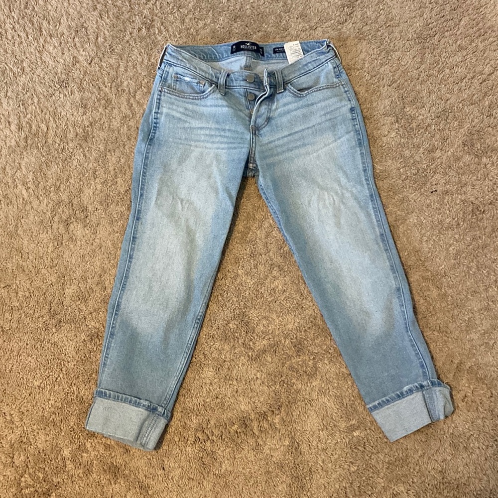 Hollister low rises cropped boyfriend jeans in a size 1.